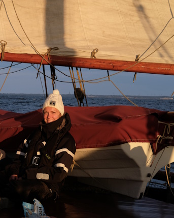 Ilka mit Mütze auf dem Segelboot