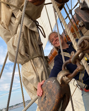 Ilka auf dem Segelboot