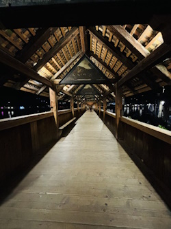 Die Kappelbrücke in Luzern bei Nacht